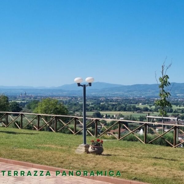 Agriturismo con terrazza panoramica ad Assisi: una vista che racconta l'Umbria presso l'Agriturismo Monte Oliveto