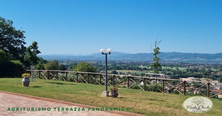 Agriturismo con terrazza panoramica ad Assisi: una vista che racconta l'Umbria presso l'Agriturismo Monte Oliveto